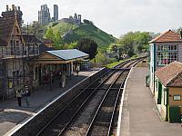 Bahnhof von Casle – mit Burg im Hintergrund